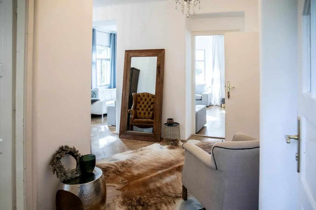 Family Wellhouse Green Garden Direct In Salzburg, Sunny Big Garden, Up To 16 Pax, Bikes For Free, Bbq, Sunbeds, Parking For Free, 15 Min Sound Of Music 0*, Salzburgo Austria